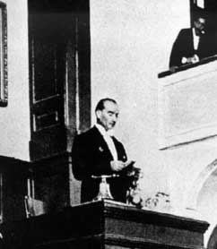 Atatürk Büyük Nutuk'u Okuyor